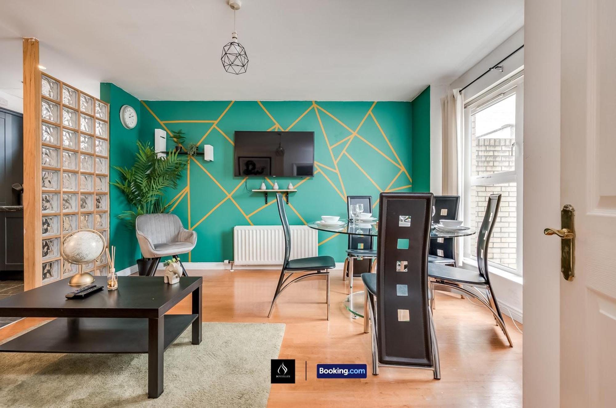 2 Bed House By Boyeilles Apartments Short Lets & Serviced Accommodation Belfast With Balcony & Free Parking Экстерьер фото