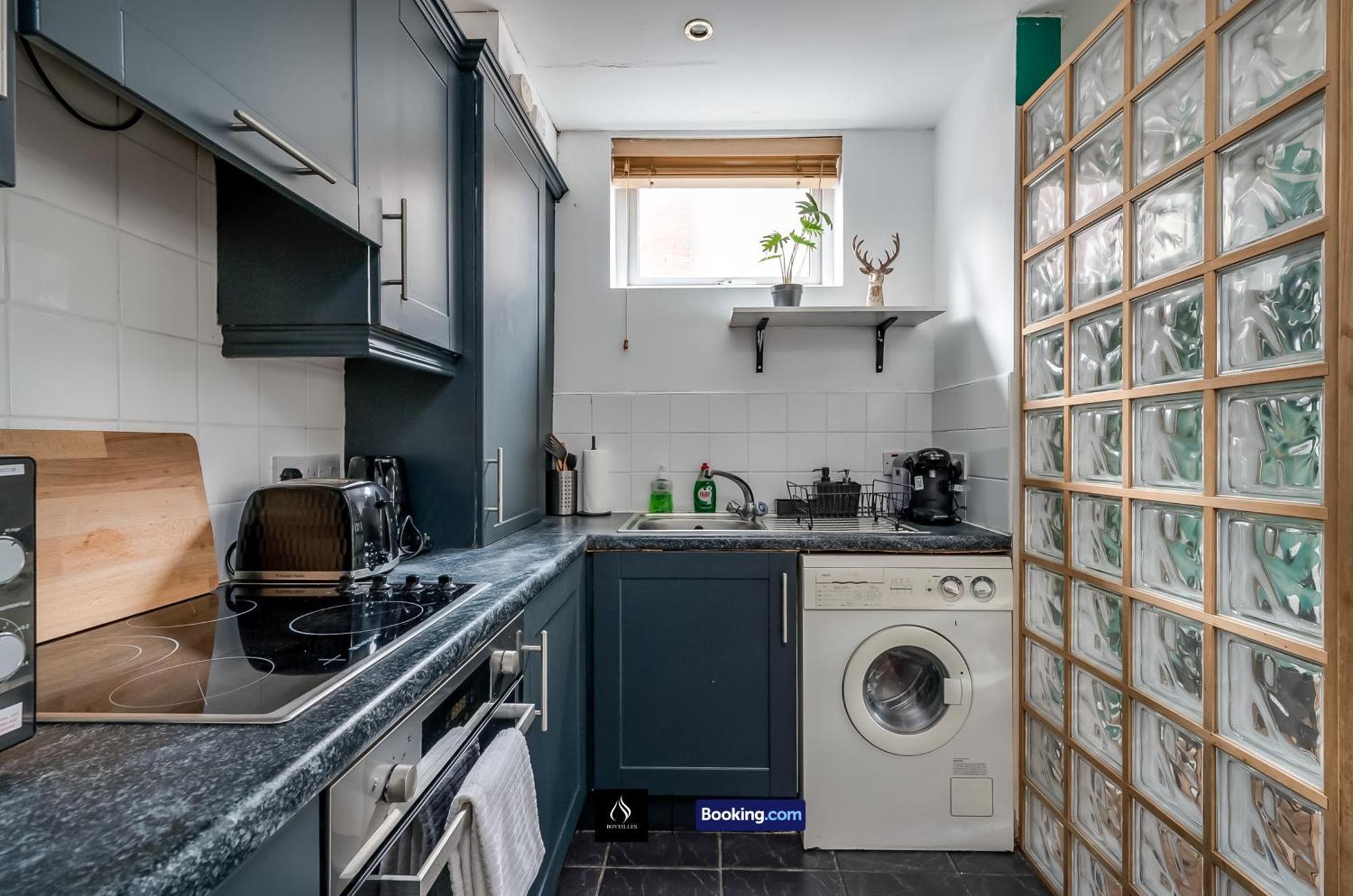 2 Bed House By Boyeilles Apartments Short Lets & Serviced Accommodation Belfast With Balcony & Free Parking Экстерьер фото