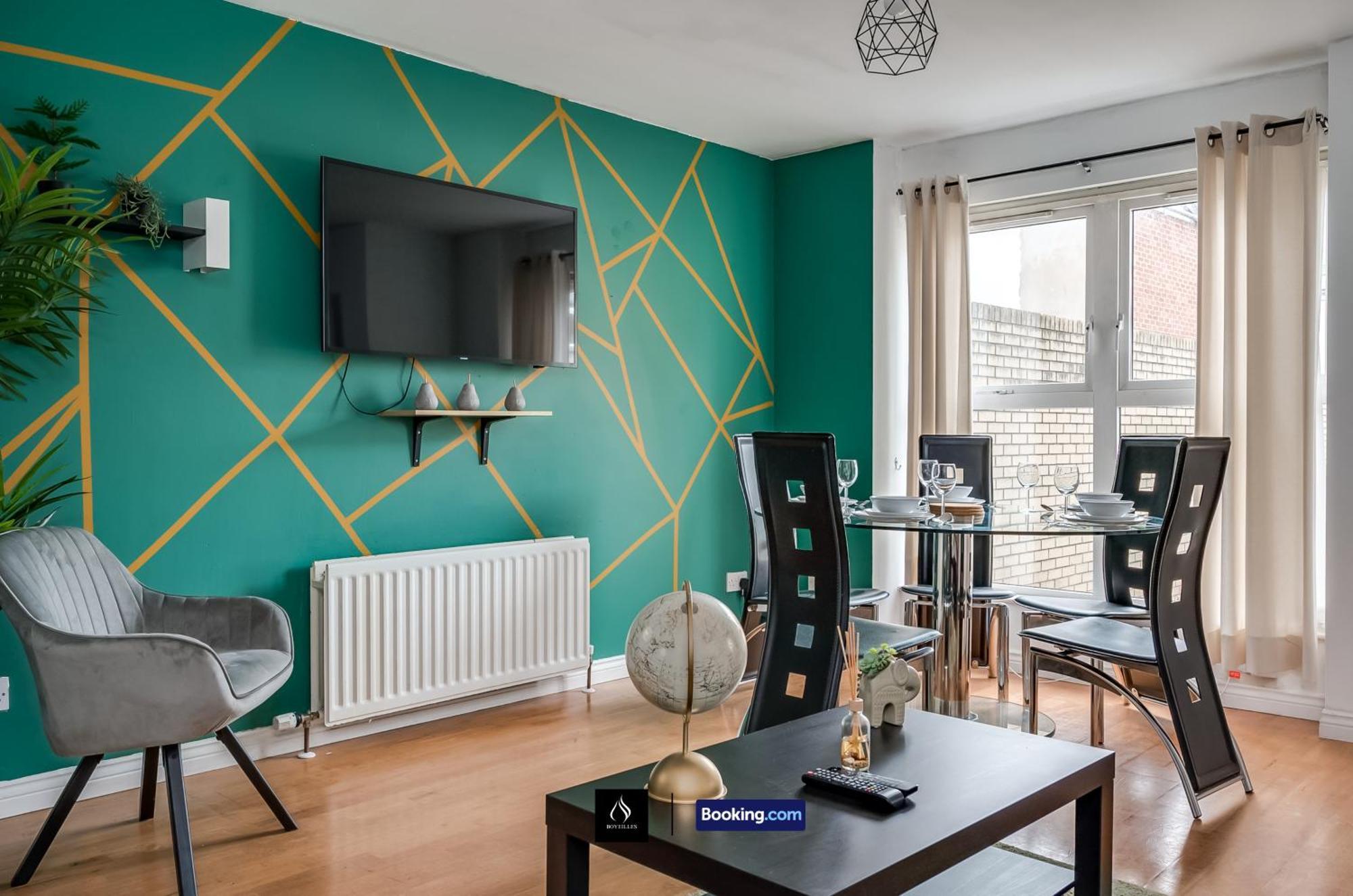 2 Bed House By Boyeilles Apartments Short Lets & Serviced Accommodation Belfast With Balcony & Free Parking Экстерьер фото