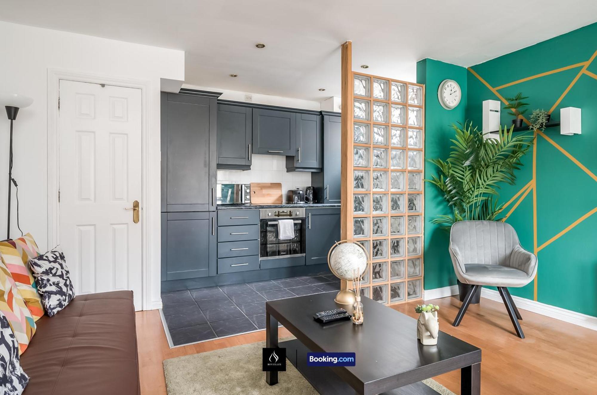 2 Bed House By Boyeilles Apartments Short Lets & Serviced Accommodation Belfast With Balcony & Free Parking Экстерьер фото