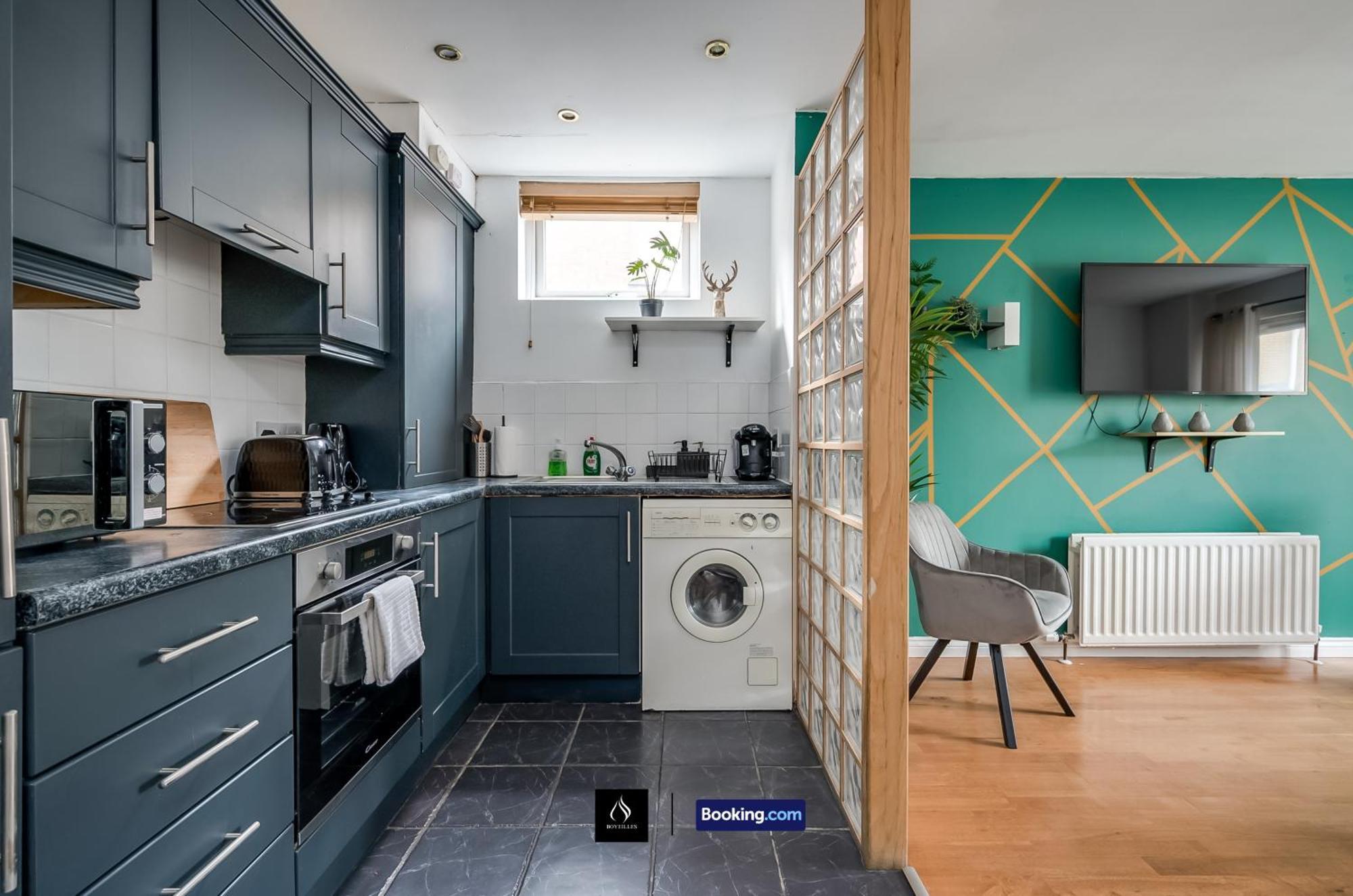 2 Bed House By Boyeilles Apartments Short Lets & Serviced Accommodation Belfast With Balcony & Free Parking Экстерьер фото