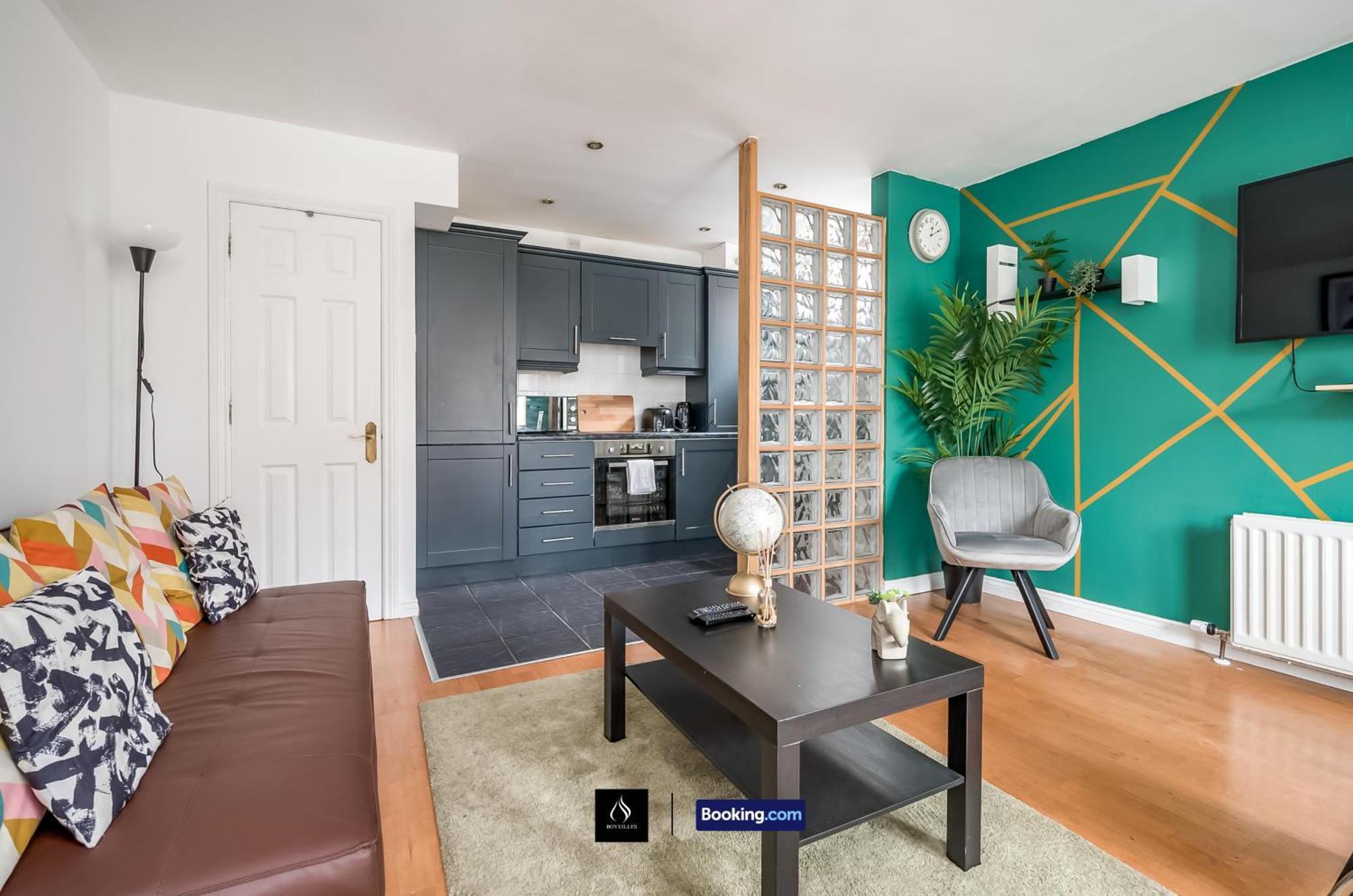 2 Bed House By Boyeilles Apartments Short Lets & Serviced Accommodation Belfast With Balcony & Free Parking Экстерьер фото