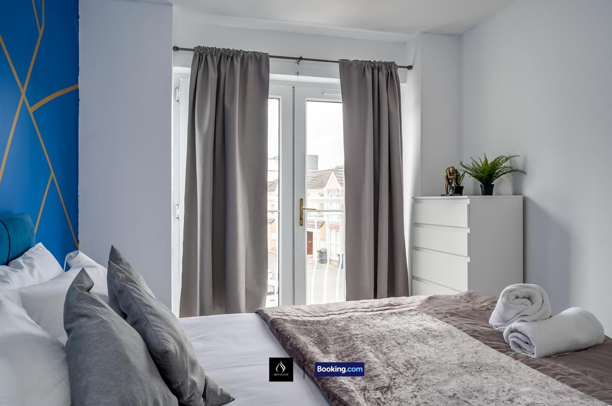 2 Bed House By Boyeilles Apartments Short Lets & Serviced Accommodation Belfast With Balcony & Free Parking Экстерьер фото