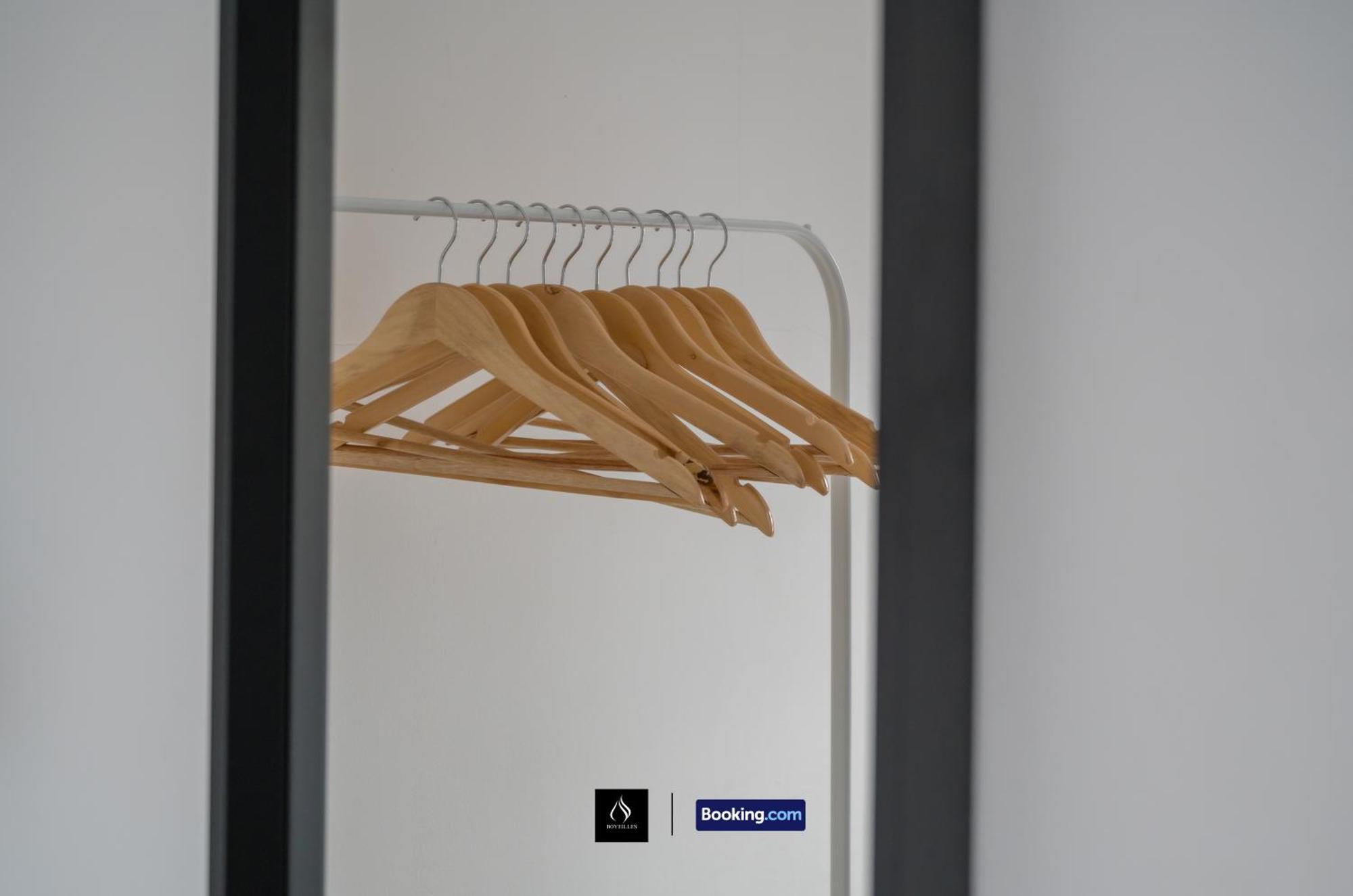 2 Bed House By Boyeilles Apartments Short Lets & Serviced Accommodation Belfast With Balcony & Free Parking Экстерьер фото