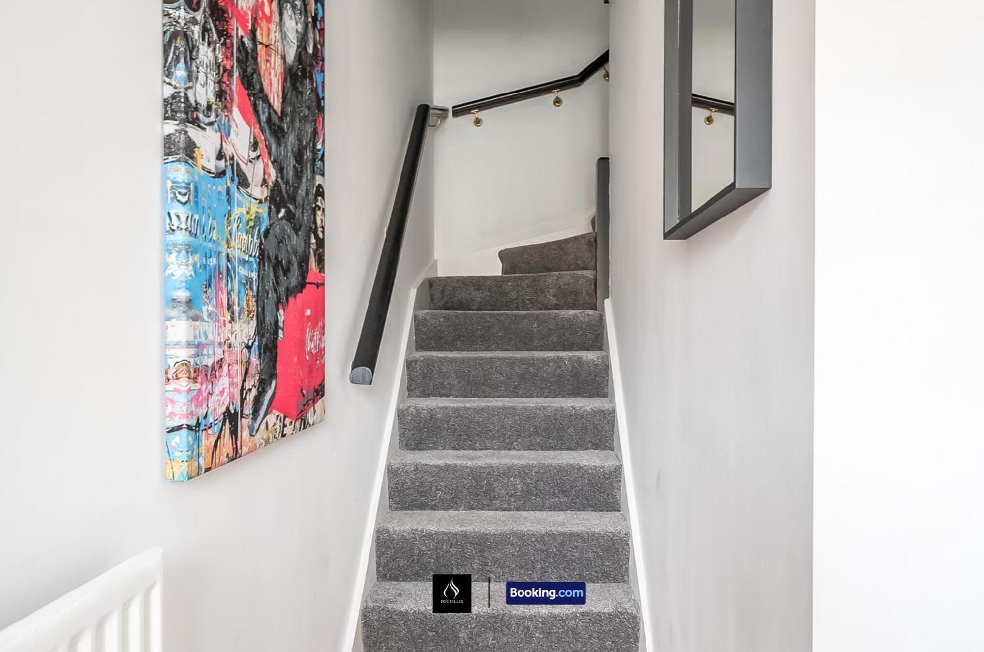 2 Bed House By Boyeilles Apartments Short Lets & Serviced Accommodation Belfast With Balcony & Free Parking Экстерьер фото
