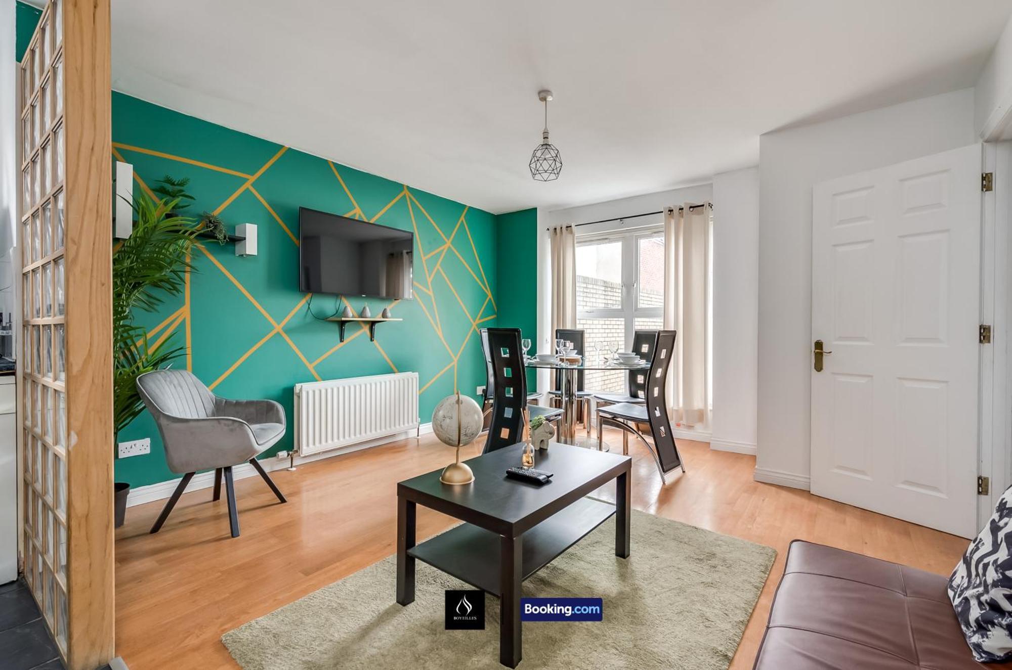 2 Bed House By Boyeilles Apartments Short Lets & Serviced Accommodation Belfast With Balcony & Free Parking Экстерьер фото